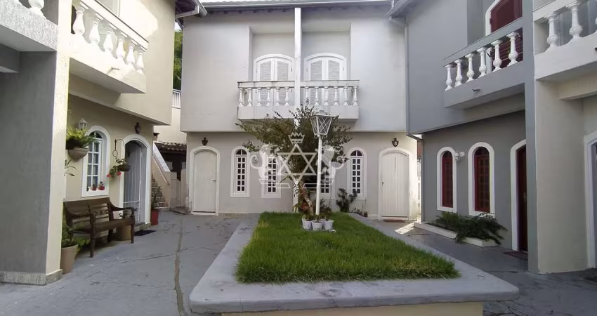 Sobrado 2 DORMITÓRIOS, 01 vaga, à venda em condomínio com PISCINA, no bairro Prainha em Caraguatatu
