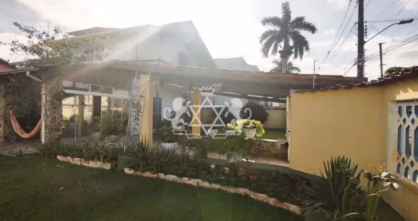 Casa à venda, no jardim britânia, localizada a poucos metros da praia, na cidade de caraguatatuba,