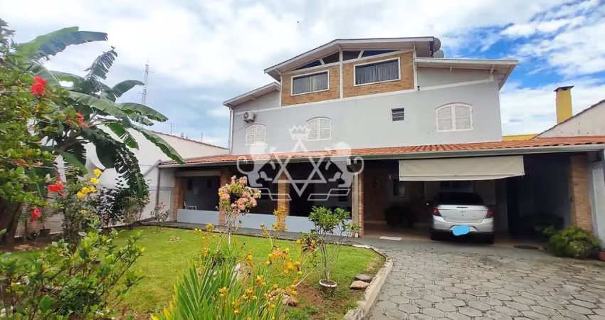 Sobrado à venda, 4 suítes, mezanino, 450m² total, Jardim Aruan, Caraguatatuba, Litoral Norte de São