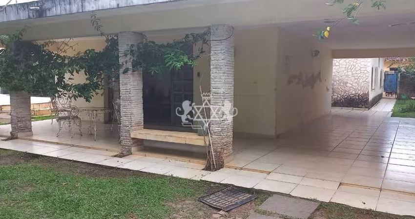 Belíssima Casa com 3 dormitórios, amplo quintal gramado, piscina e salão de festas, à venda no Suma