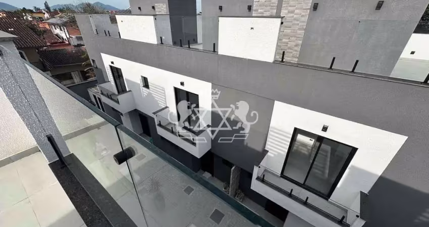 Sobrado tipo triplex no bairro capricórnio i distante 300 metros da praia