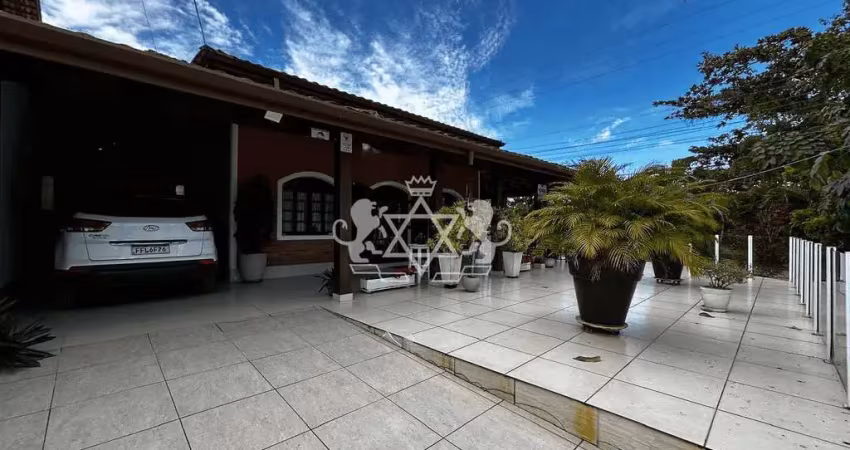 Sobrado à venda, 30 metros da praia, 5 dormitórios sendo 2 suítes, com 428m² de delfim verde, carag