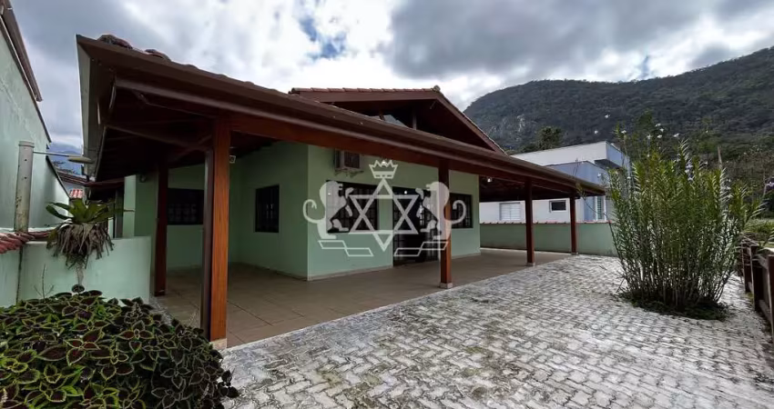 Casa à venda com 420m² de at - 220m² au, 3 dormitórios sendo 1 suíte área de lazer com churrasqueir