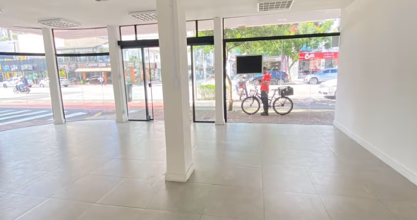 Sala bem localizada na 3º Avenida, Centro de Balneário Camboriú.
