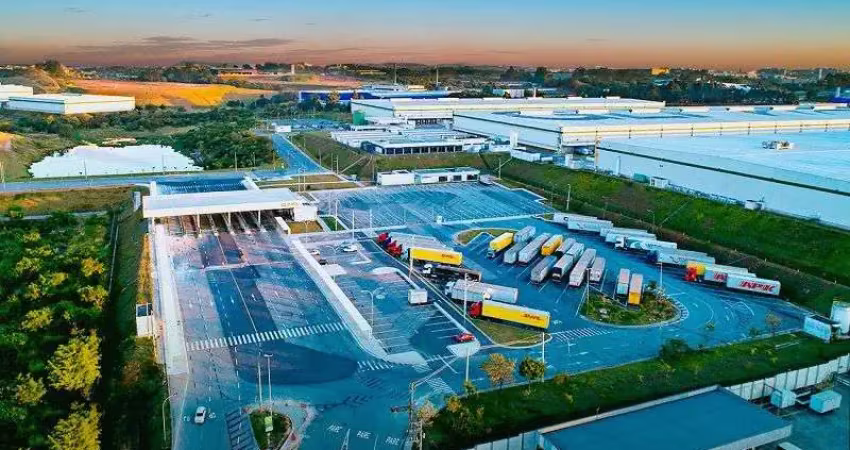 Galpão logístico monousuário (5.200,08m²), 4 banheiros, 7 vagas. glp guarulhos i é um dos maiores parques logísticos