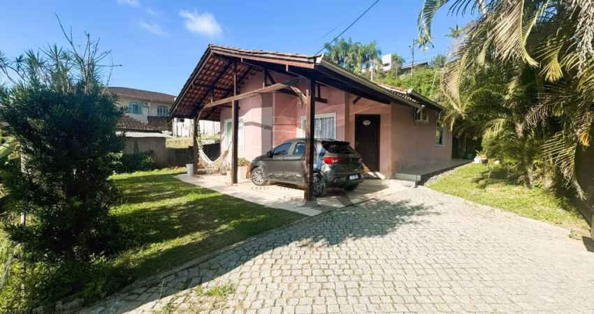 Casa Plana Averbada à Venda no Bairro Petrópolis - 3 Quartos e Varanda - Avalia Permuta