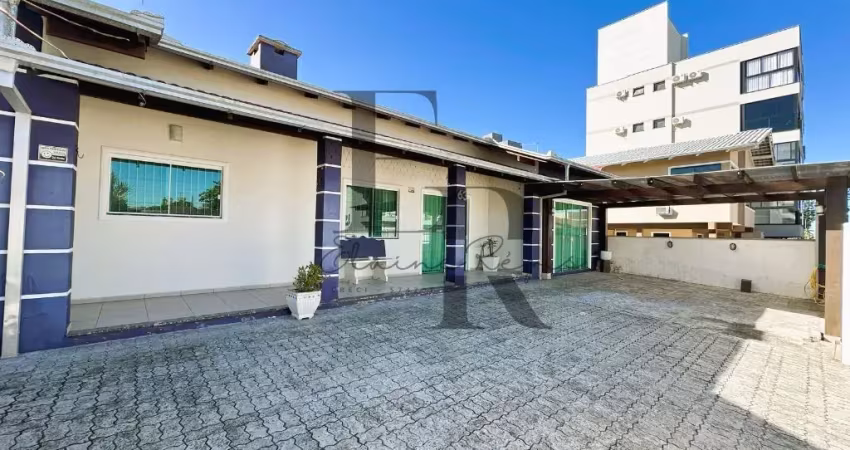 Casa à venda no centro de barra velha! conforto, espaço e a 250 metros da praia!