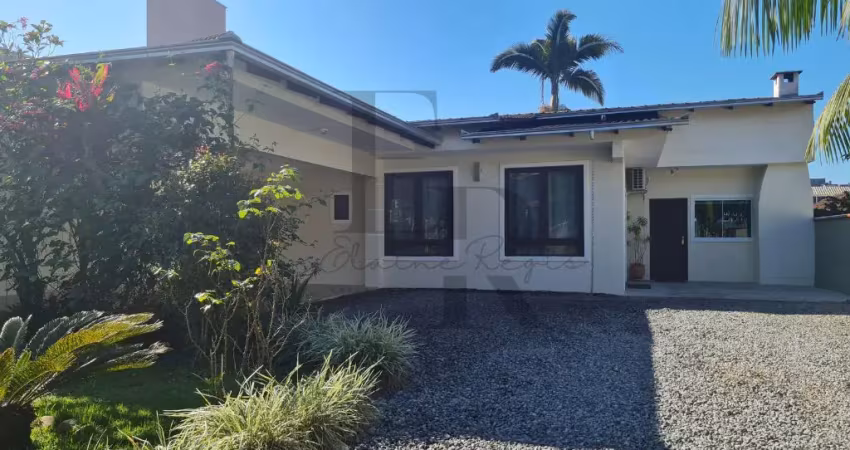 Casa plana com amplo jardim e suíte com closet em localização privilegiada casa plana à venda com 165m², amplo jardim e móveis planejados
