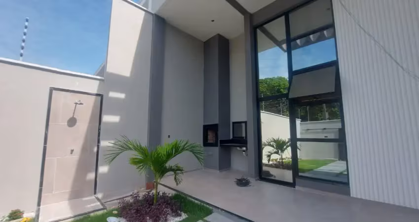 Casa plana com pé direito elevado com 03 suítes próximo à maestro lisboa