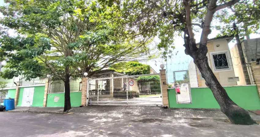 Casa em condomínio na lagoa redonda com 03 quartos, sendo 02 suítes.