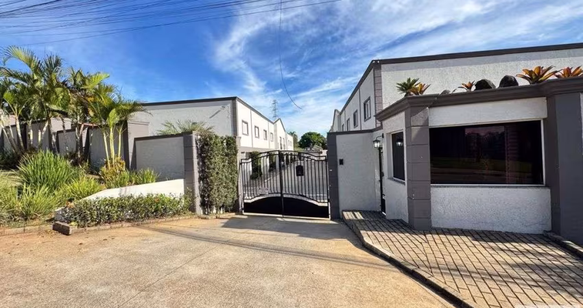 Casa em Condominio Villa com 2 suítes, espaço gourmet, piscina e playgraund