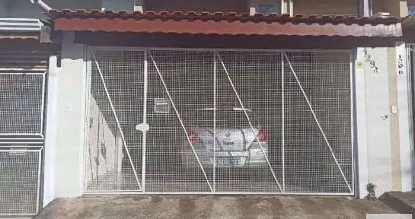 Casa com 2 dormitórios assobradada, bem localizada próximo ao comércio local