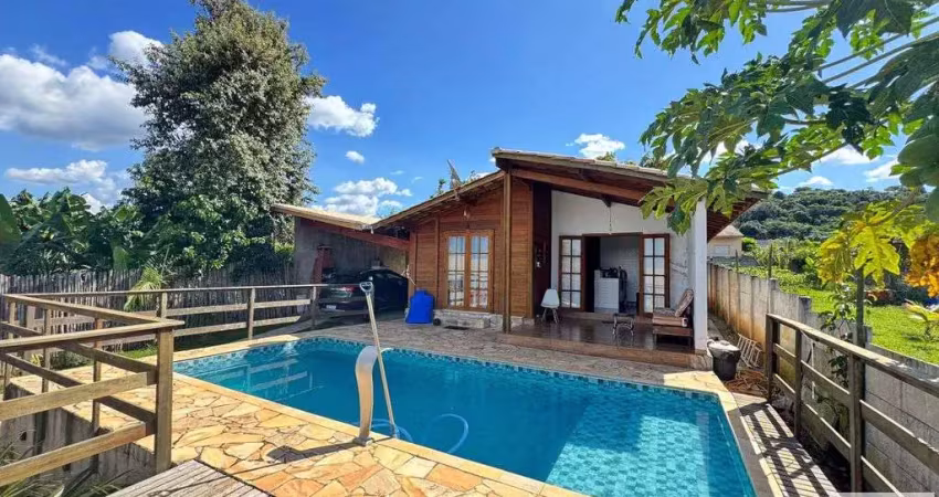Casa estilo chácara em condomínio com 500 metros terreno e 200 metros construída