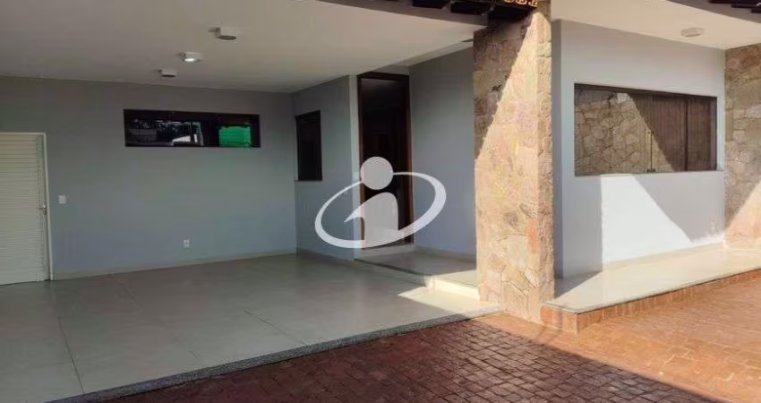 Casa com 4 quartos para alugar no Brasil, Uberlândia 