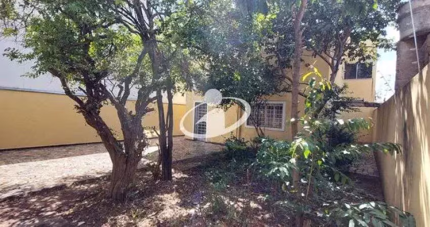 Casa com 5 quartos à venda no Santa Mônica, Uberlândia 
