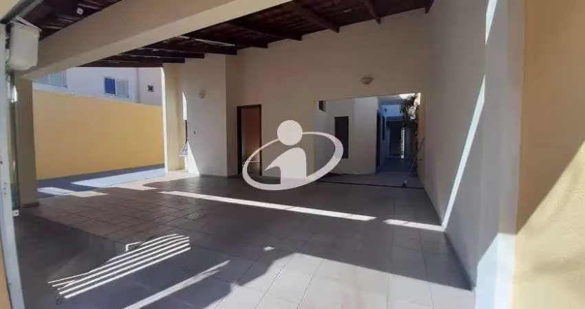 Casa com 3 quartos para alugar no Santa Mônica, Uberlândia 