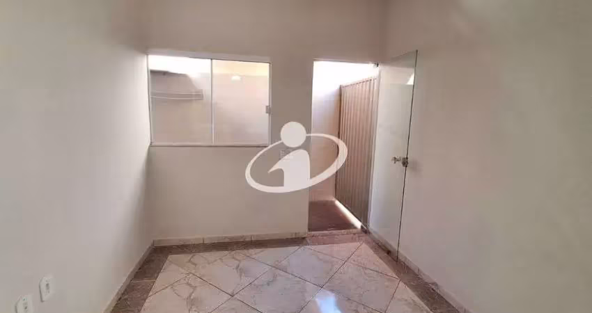 Casa com 2 quartos para alugar no Novo Mundo, Uberlândia 