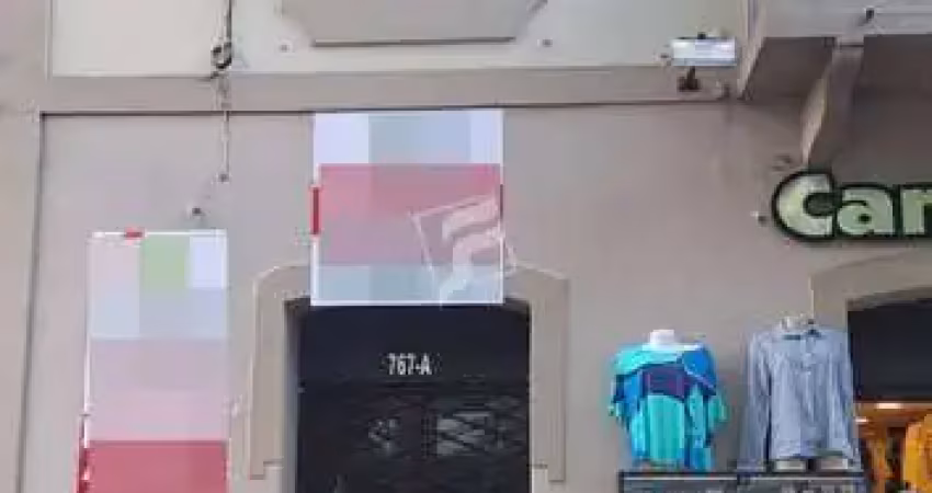 Lojatérrea com área privativa: 40,00m², com banheiro social, piso cerâ