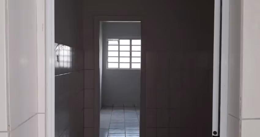 Casa com 2 dormitórios, e uma vaga de garagem, vila babilonia