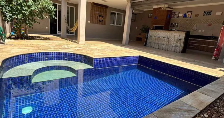 Casa em condomínio, três dormitórios completos de armários, área gourmet e piscina aquecida. bairro: ondinhas