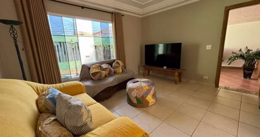 Casa muito sólida, com espaços amplos, ótima para residir mas tb com forte vocação comercial, no centro