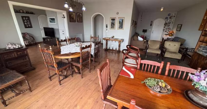 Apartamento amplo, andar alto, sol da manhã, com linda vista panorâmica. Bairro Centro