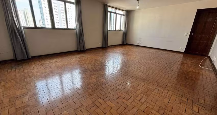 Apartamento muito amplo, completo de armários, num edifício icônico, no centro