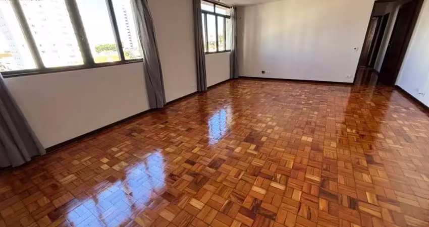 Apartamento muito amplo, completo de armários, num edifício icônico, no centro