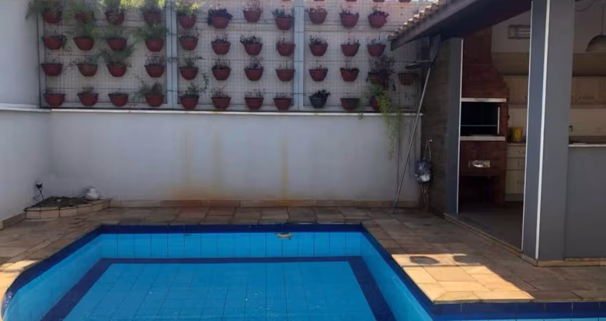 Imóvel com 3 suítes, piscina e área gourmet, em condomínio fechado. Bairro: Morato
