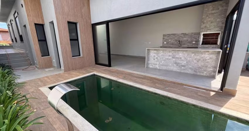 Casa NOVA, 3 dormitórios (uma suíte), com piscina, em condomínio fechado. Bairro Ondinhas