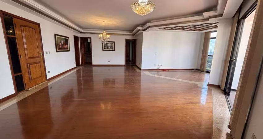 Apartamento amplo, confortável, completo de armários, pronto para morar. Bairro: Centro