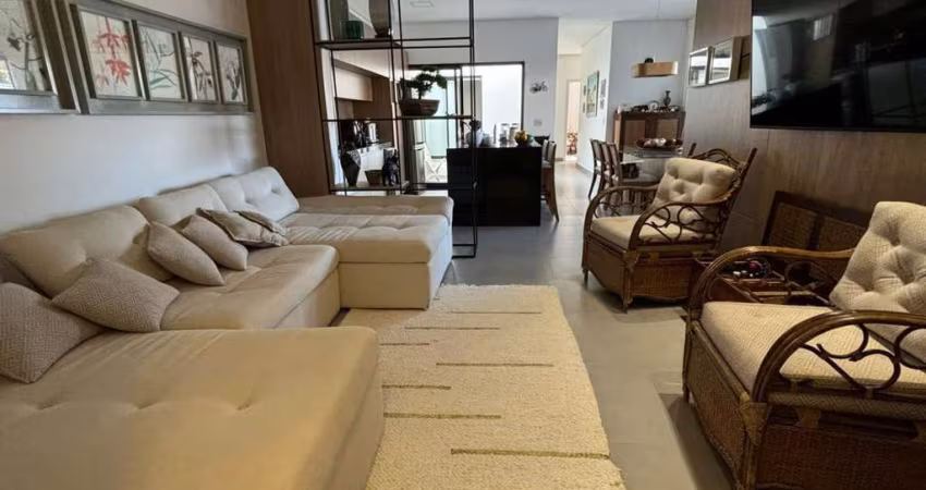 Casa em condomínio fechado, térrea, muito charmosa, com lazer e piscina. Bairro: Taquaral
