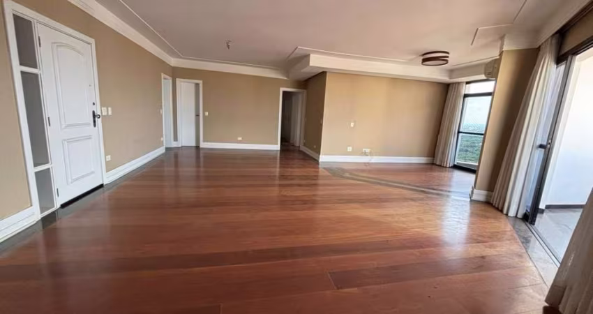 Apartamento ótimo, totalmente reformado e modernizado, completo de armários, em andar alto, com linda vista panorâmica. Bairro: Centro