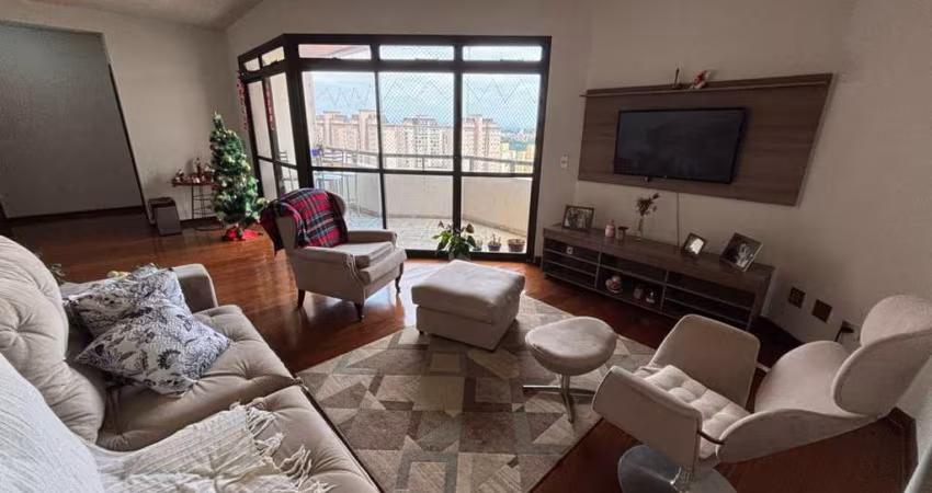 Apartamento andar alto, face norte, 3 suítes, completo de armários - pronto para morar! Bairro: Centro