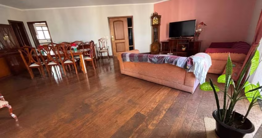 Apartamento andar alto, completo de armários, com linda vista panorâmica. Bairro: Centro