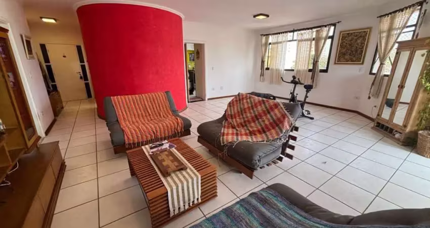Apartamento enorme, próximo ao fórum, pronto para mudança imediata.