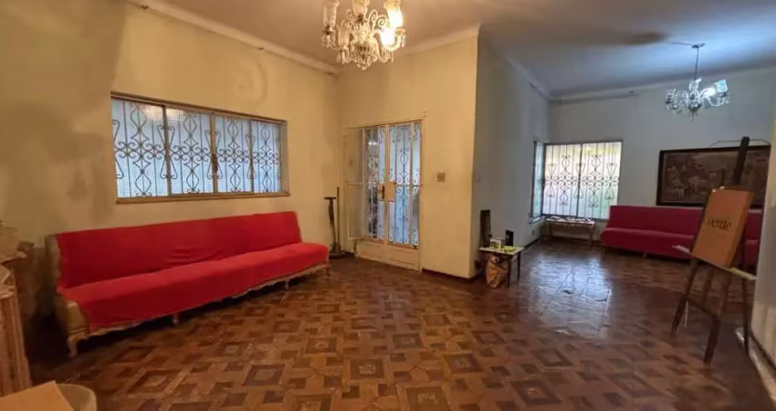 Casa antiga, ideal para quem procura por pontos comerciais com localização privilegiada