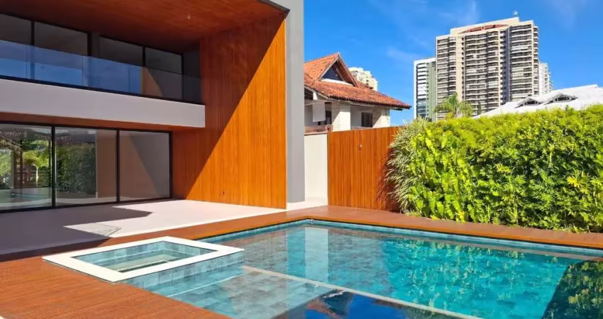 Casa de luxo em condomínio na barra da tijuca, rj: 4 quartos, 3 suítes, 3 salas, 7 banheiros, 10 vagas de garagem, 1.417m².