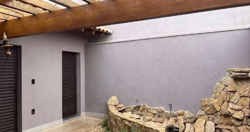Casa rústica com 04 suítes no Condomínio Mário Franco