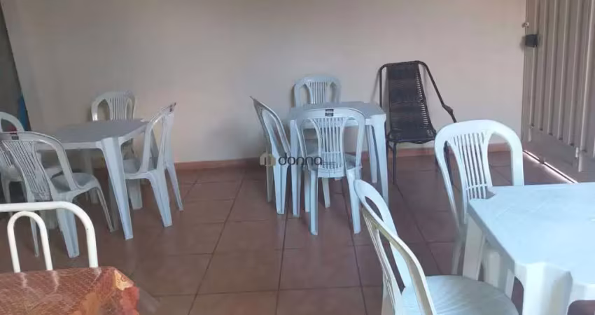 Casa ,03 quartos, sendo uma suíte.
