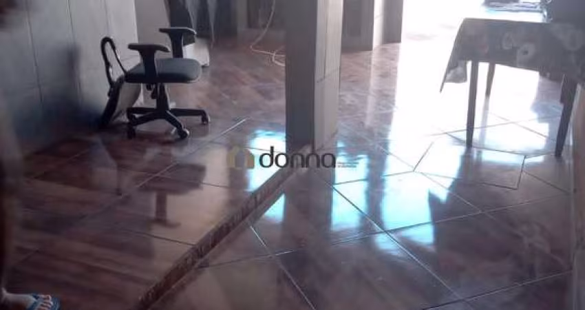 Casa com dois quartos, sendo uma suíte.