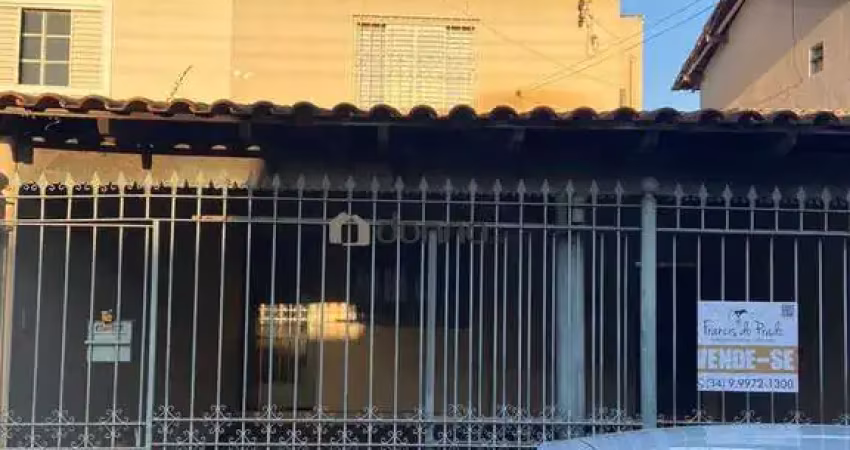 CASA C/ 3 QUARTOS NO BAIRRO CÁSSIO REZENDE