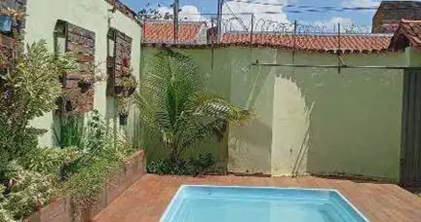 Casa de 03 quartos, com piscina, no Bairro Serra Dourada