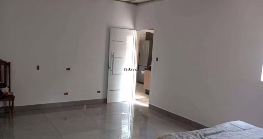 Casa com três quartos. sendo uma suítes.