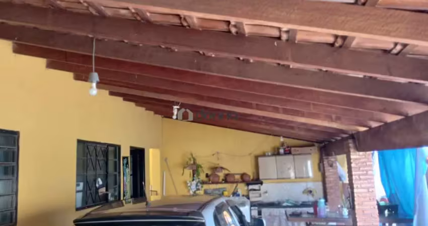 Casa com três quartos, sendo uma suíte.