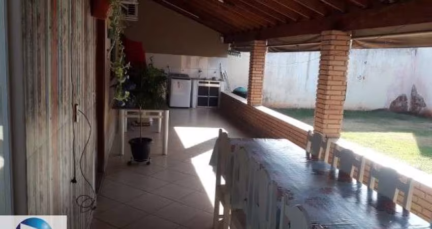 Casa à venda em São José do Rio Preto-SP: 3 quartos, 1 suíte, 2 salas, 3 banheiros, 5 vagas de garagem, 150m² no Jardim Mugnani.