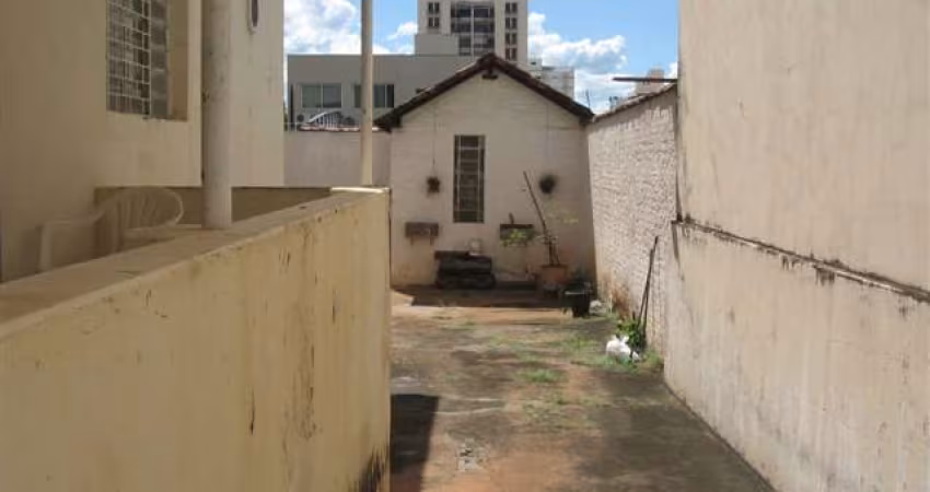 Imperdível oportunidade! Casa à venda no Centro de São José do Rio Preto-SP, 2 quartos, 1 sala e 4 vagas de garagem.