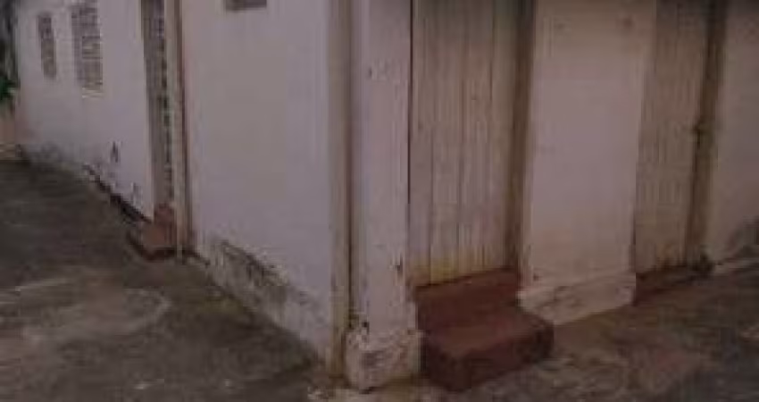 Casa comercial à venda no Centro de São José do Rio Preto-SP: 2 quartos, 1 sala, 1 banheiro, 5 vagas de garagem!