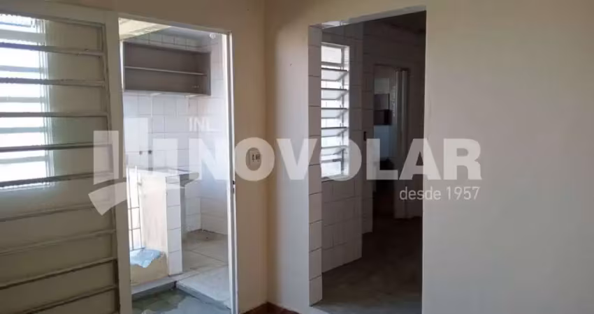 Casa assobradada para alugar na vila constança com 1 dormitório e quintal