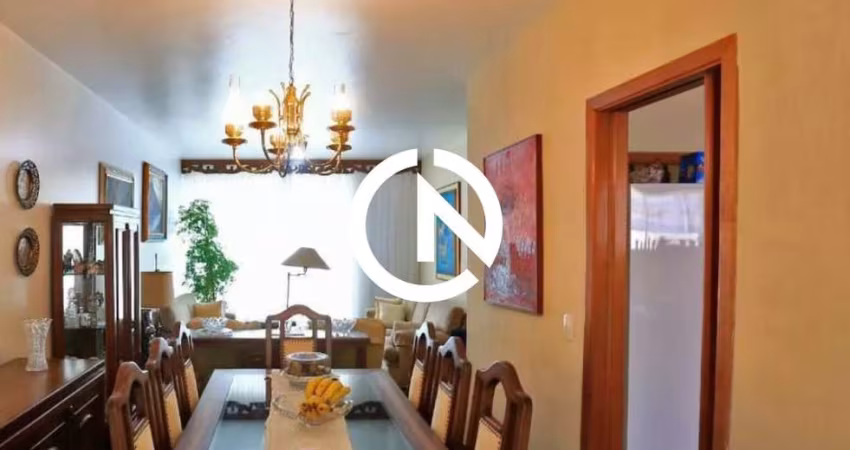 Casa ampla e iluminada com 3 dormitórios, quintal grande e garagem automática para 2 carros